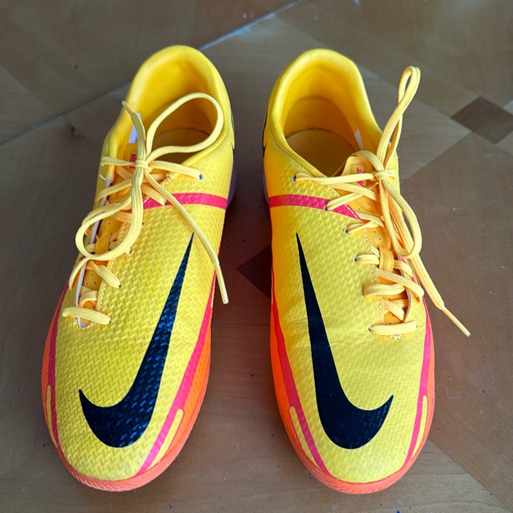 Nike Phantom soccer flats